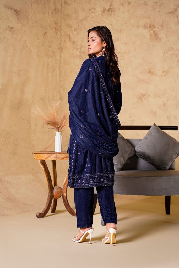 A model in traditional eastern attire poses stylishly in a Lahore studio setting.